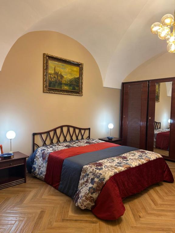 une chambre avec un lit et un tableau au mur dans l'établissement Sicily home, à Ribera