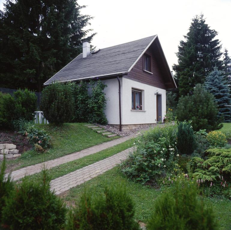 a small white house with a path in front of it at Ferienhaus Inge in Ilmenau