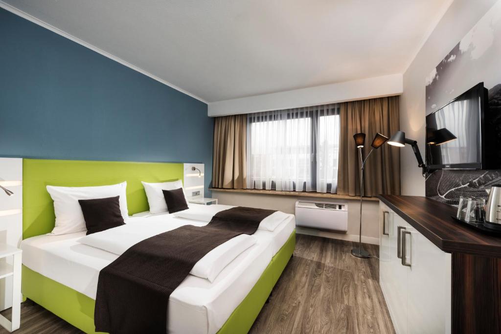 Postel nebo postele na pokoji v ubytování ibis Styles Offenburg City