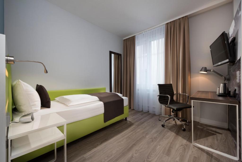 TV a/nebo společenská místnost v ubytování ibis Styles Offenburg City