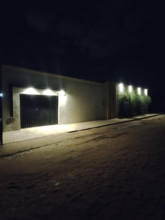 ein Gebäude mit Lichtern an der Seite bei Nacht in der Unterkunft Santa Cabana Cariri in Juazeiro do Norte