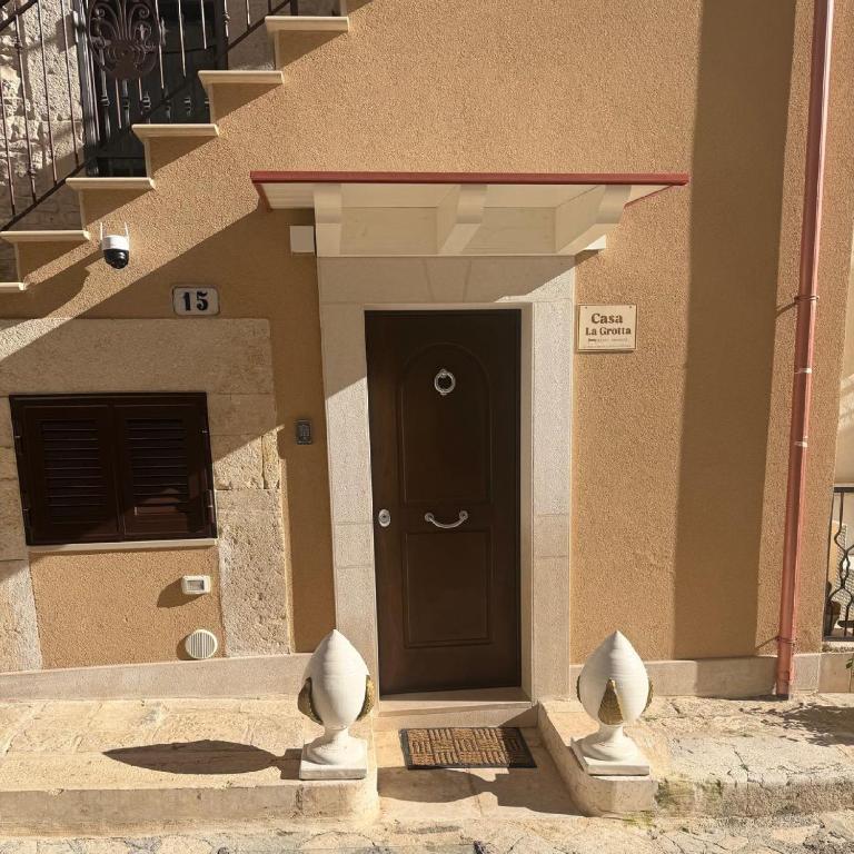 a front door of a building with a black door at Casa La Grotta in Bitonto