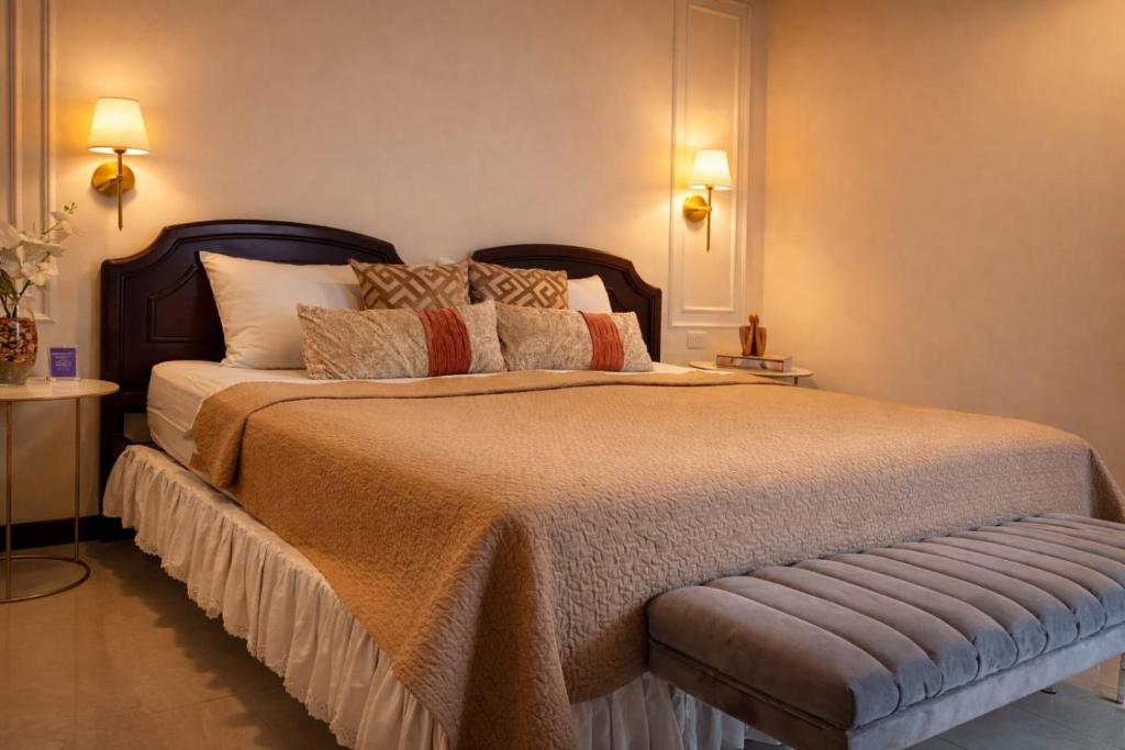 a bedroom with a large bed and two lamps at Casa Lolita Hotel-Boutique in Portoviejo