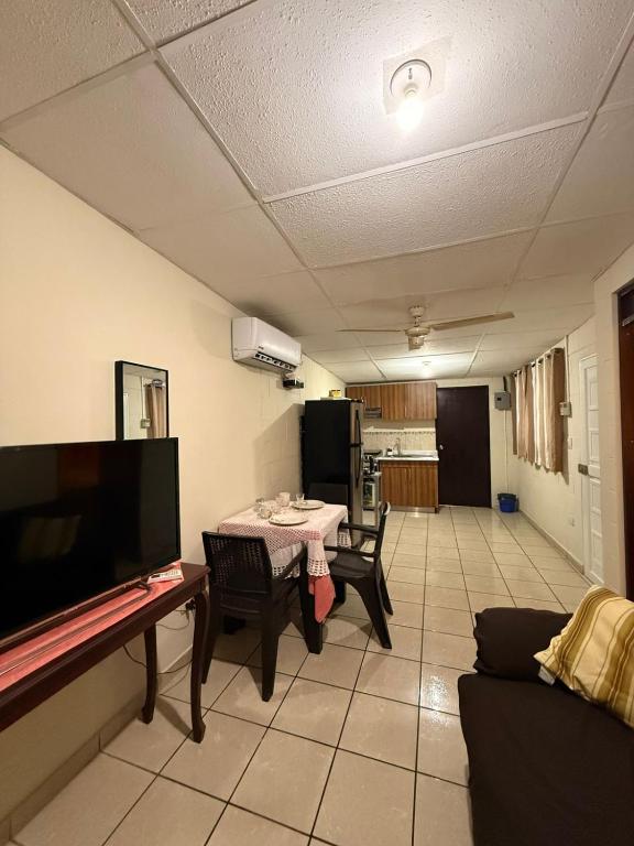 un soggiorno con un tavolo e una cucina di El Pibe 