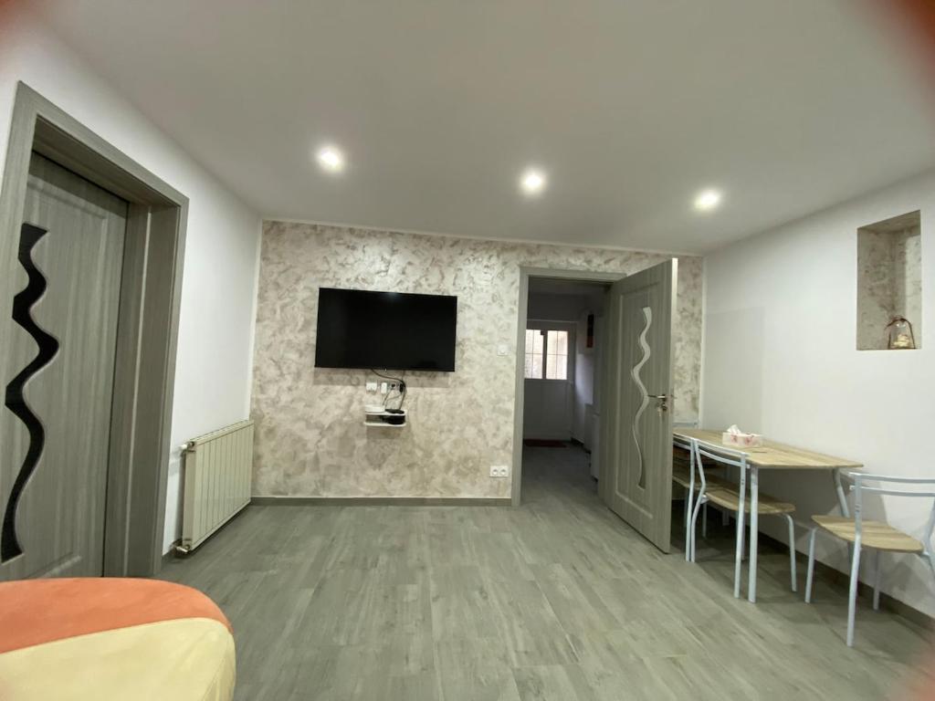 a room with a bed and a television on a wall at Au refuge de David et Leah in Willer-sur-Thur