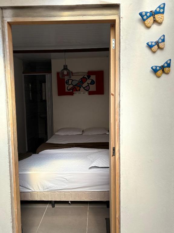 a bedroom with a bed with butterflies on the wall at Pesqueiro & Pousada Beatriz in Piedade