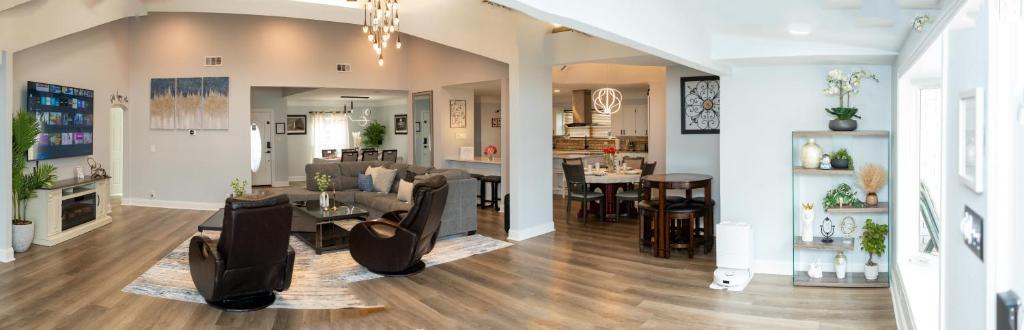 a living room with couches and a dining room at DFW Spacious Cozy Modern Villa in Grand Prairie