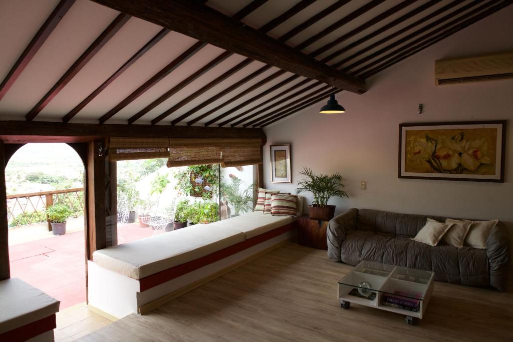un soggiorno con divano e tavolo di Irradiante a Olinda