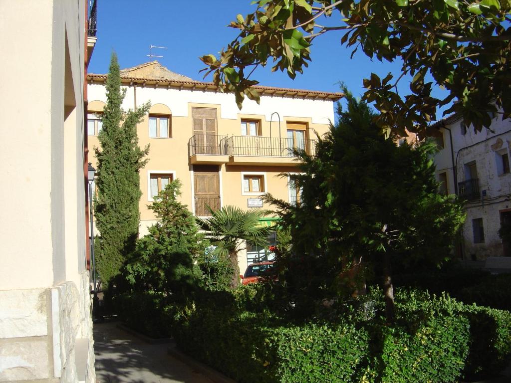 un edificio de apartamentos en medio de una calle en Fuente de Cella, en Cella