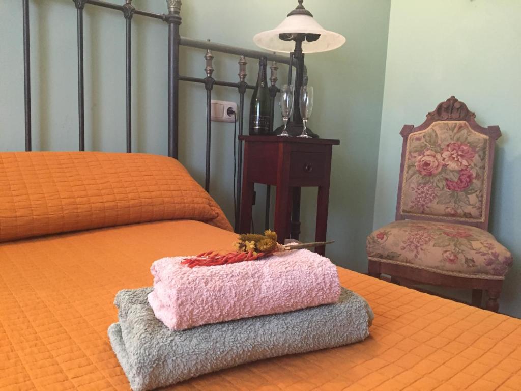 A bed or beds in a room at Fuente de Cella