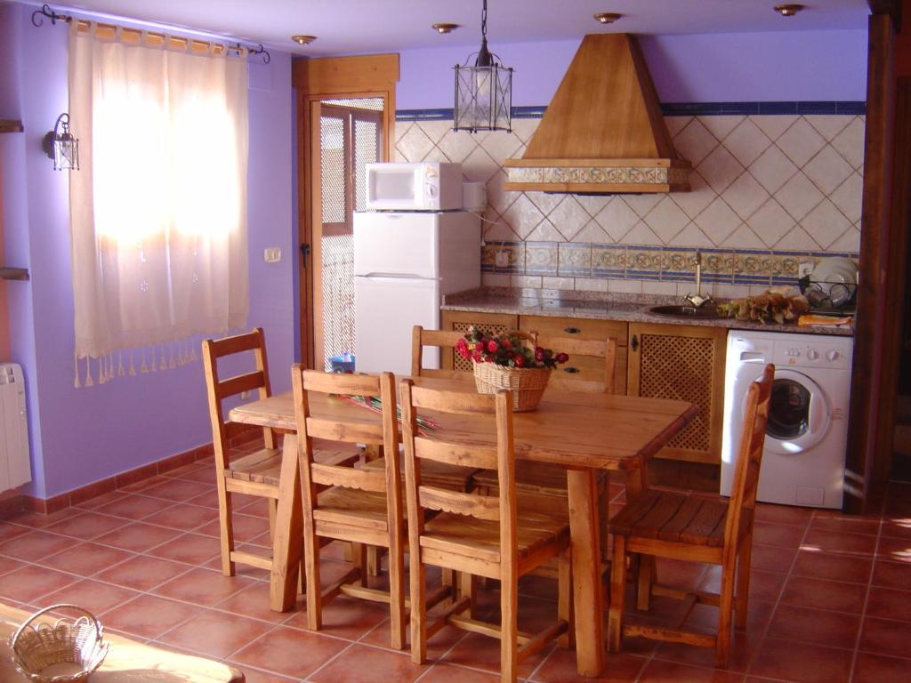 A kitchen or kitchenette at Fuente de Cella