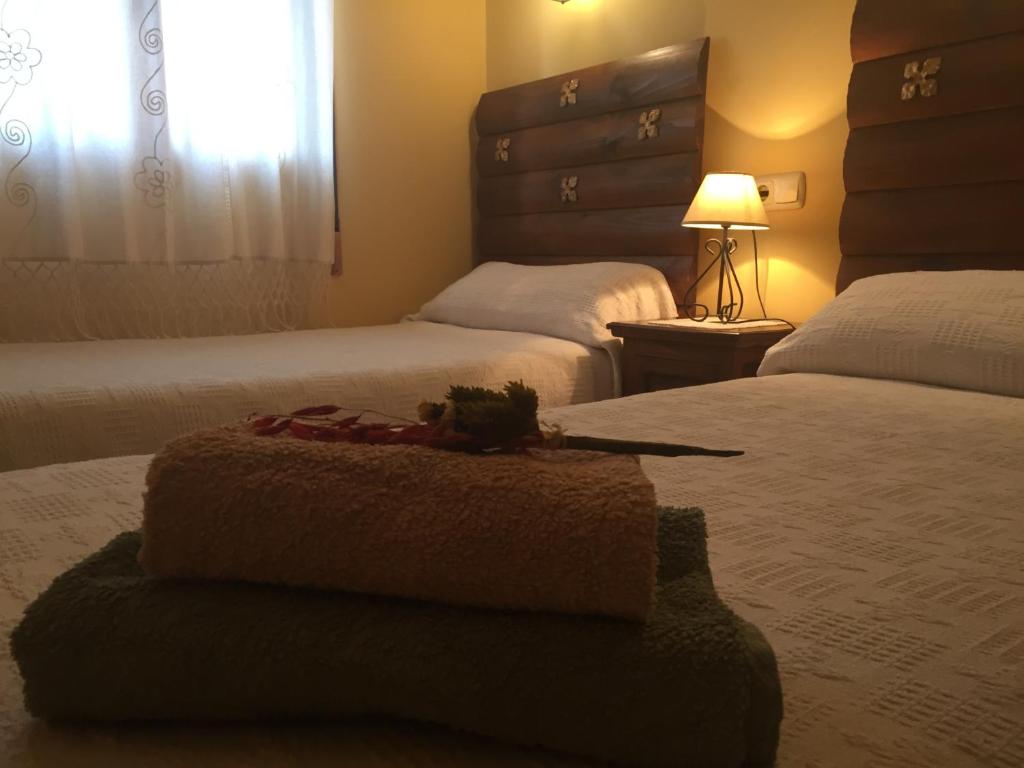 A bed or beds in a room at Fuente de Cella
