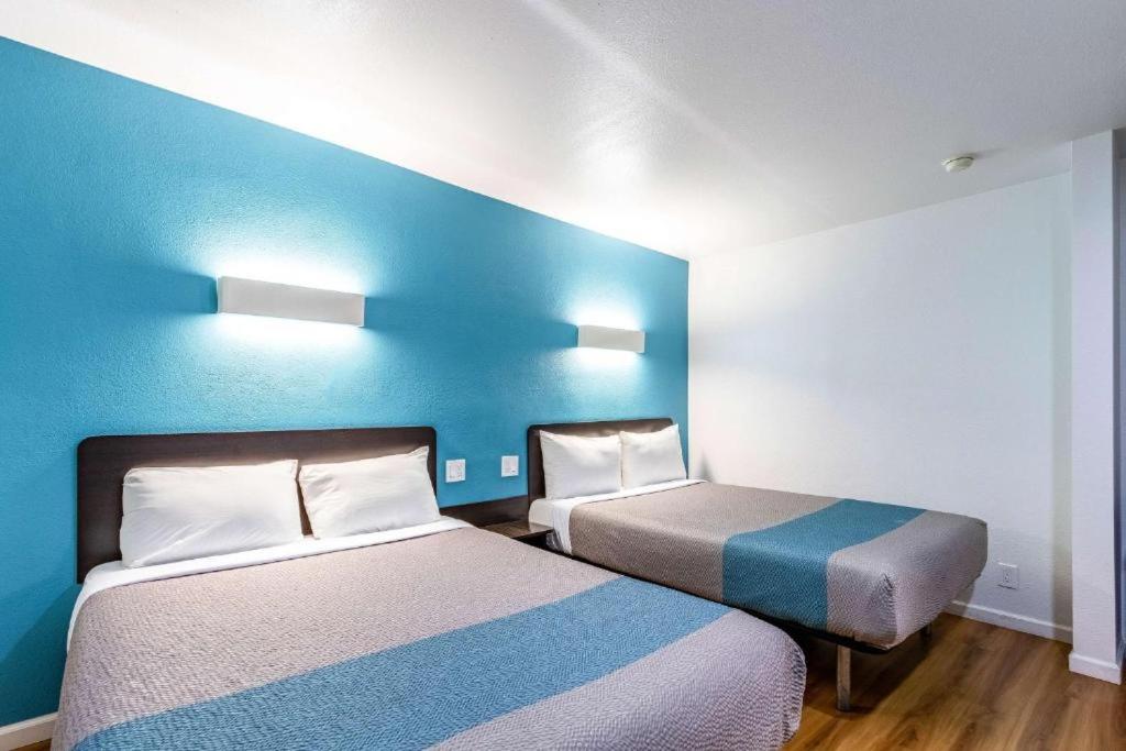 Motel 6-Fountain Valley, CA - Huntington Beach Area - Deluxe Queen Suite