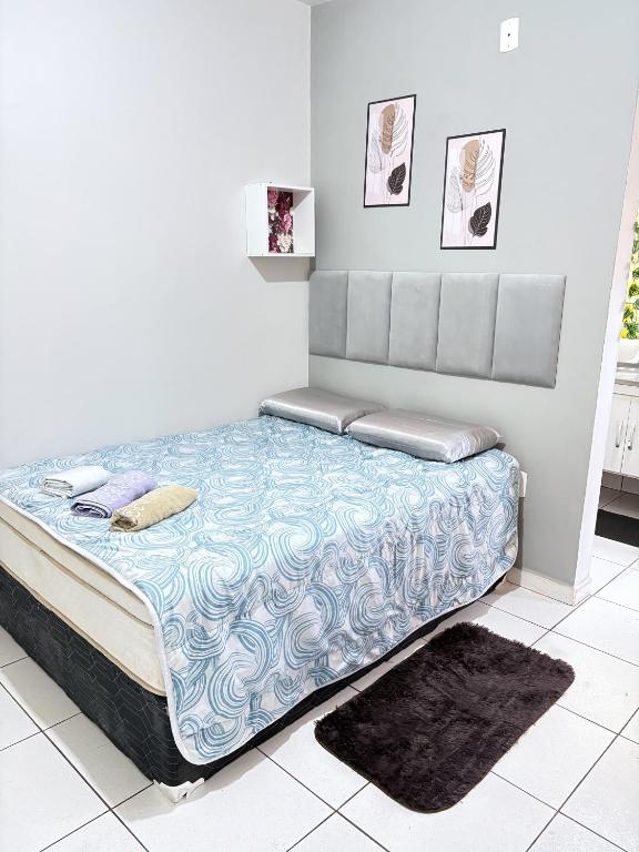 a large bed in a white room with a mattress at Apartamento Confortável Próx Unesp in Botucatu