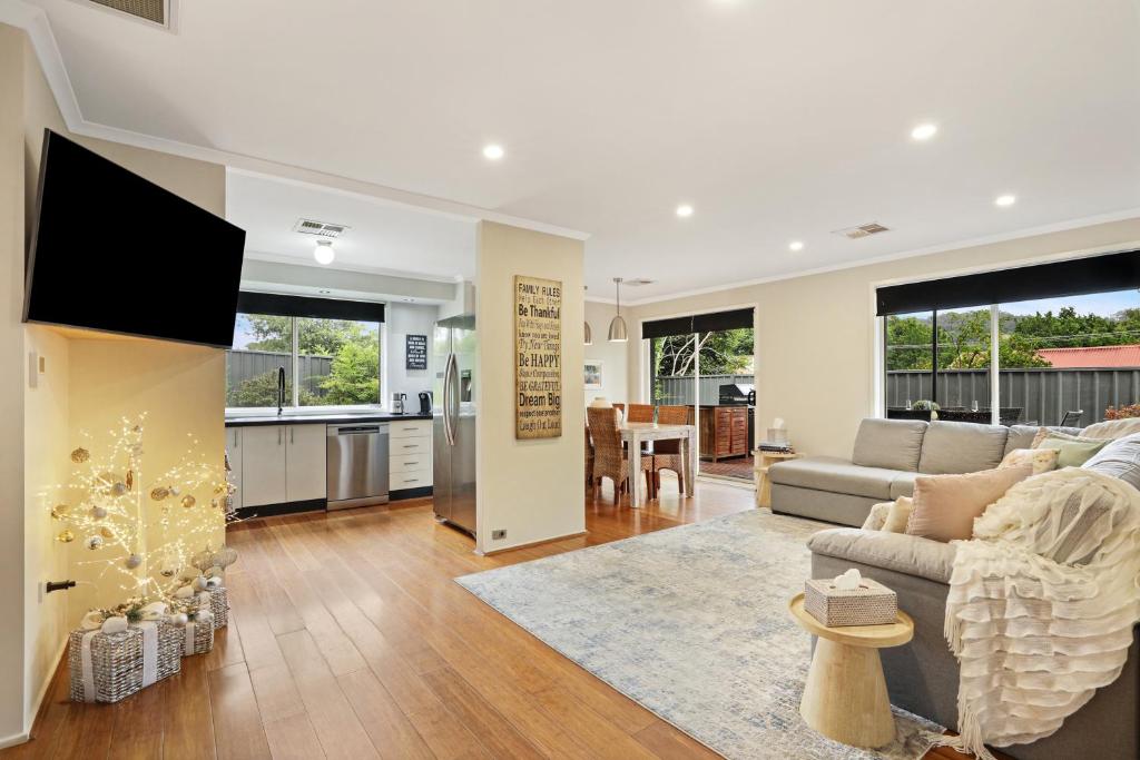 a living room with a couch and a kitchen at Belle in Bowral in Bowral
