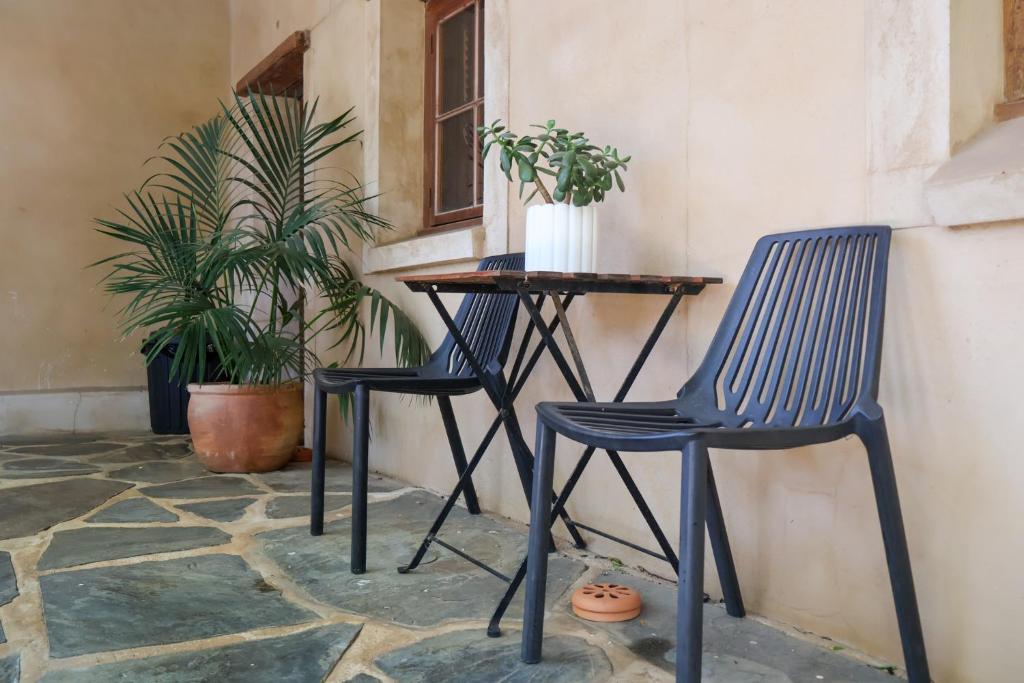 two chairs and a table on a patio at Kaesler Cottages in Nuriootpa