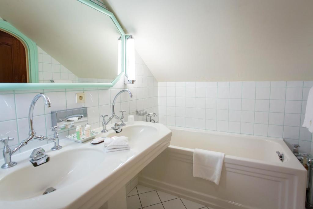 Le Manoir Au Lac - 11