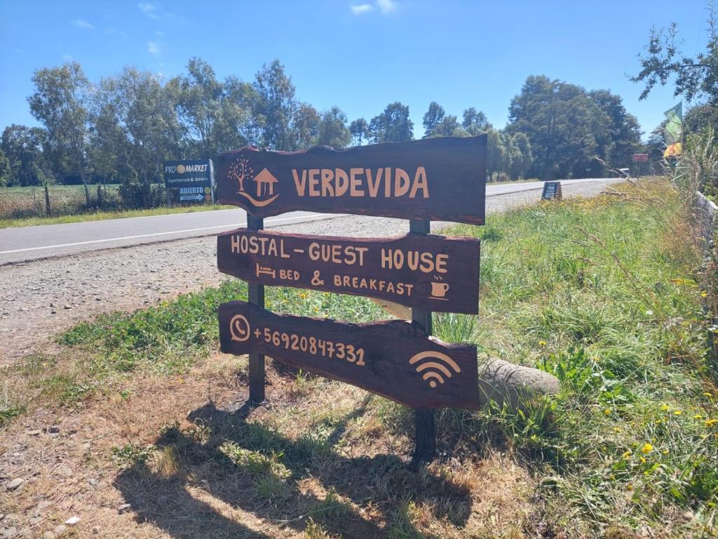 a street sign on the side of a road at Hostal Verde Vida in Futrono