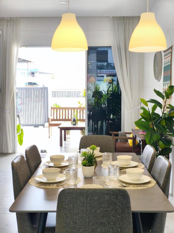a dining room with a table and chairs at Merdeka One Homestay 8pax 4Rooms in Sibu