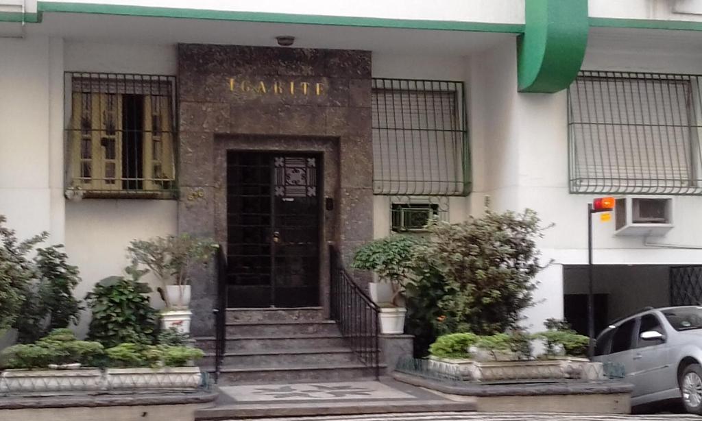 un edificio con una puerta y escaleras delante en Brazil Cozy and Comfortable, en Río de Janeiro