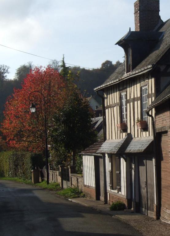 une vieille maison sur le côté d'une rue dans l'établissement Les Hirondelles, à Lyons-la-Forêt