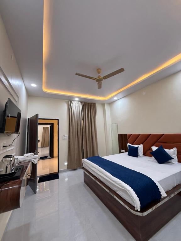 a bedroom with a large bed and a television at Hotel JP palace in Orchha