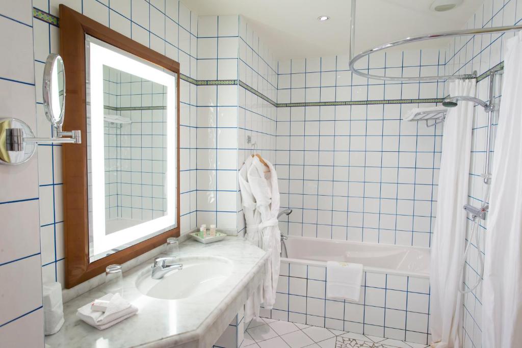 Le Manoir Au Lac - 3