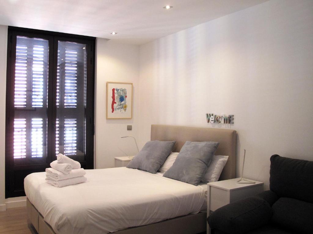 A bed or beds in a room at Arenal Suites Preciados