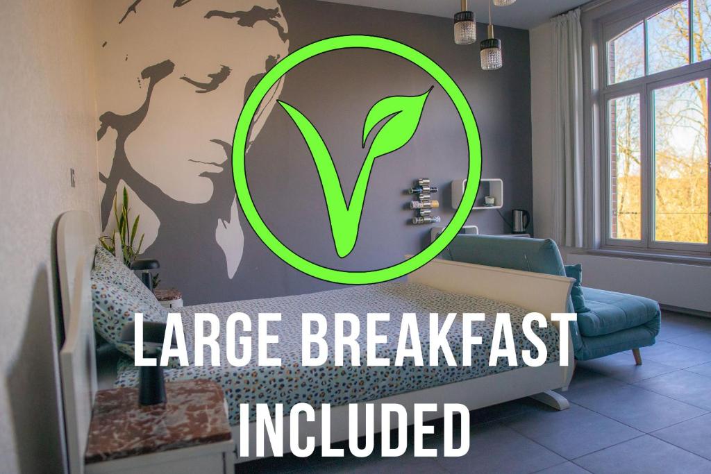 a room with a large breach fast sign on a wall at VEGAN b&b central Bruges in Bruges