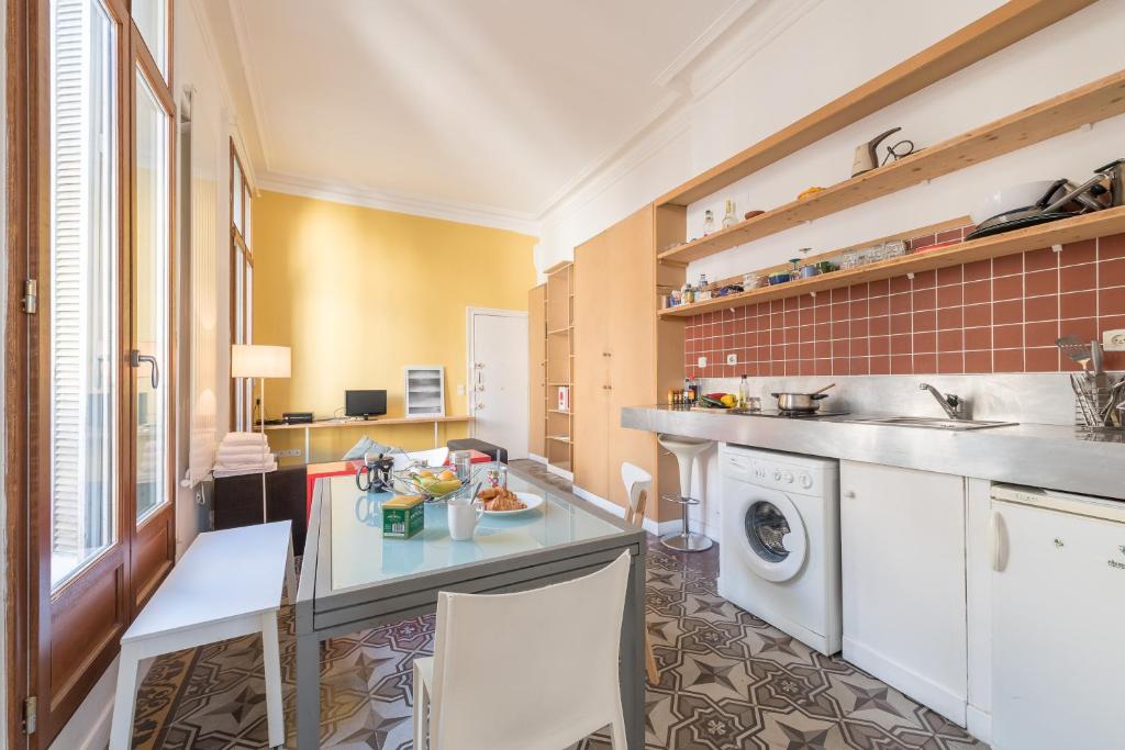 una cucina con lavandino e lavastoviglie di Comédie Lonjon a Montpellier