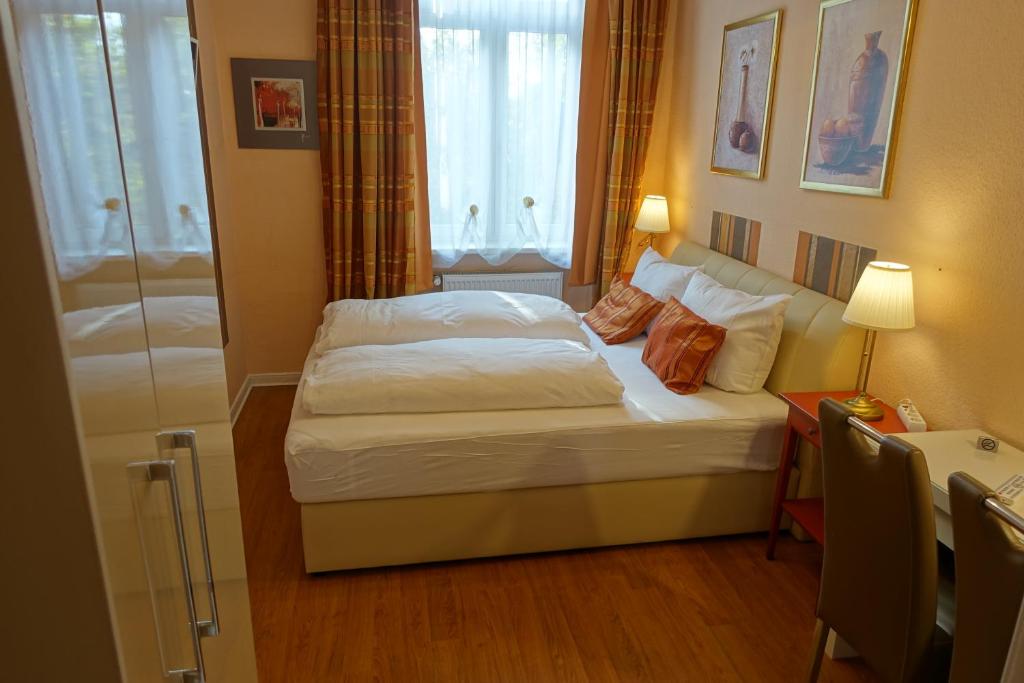 Postel nebo postele na pokoji v ubytování Hotel Villa Konstanz