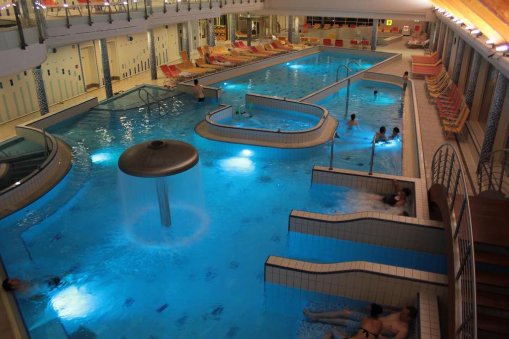 Wellness Apartments in Velence في فيلينس: اطلالة علوية على مسبح في فندق