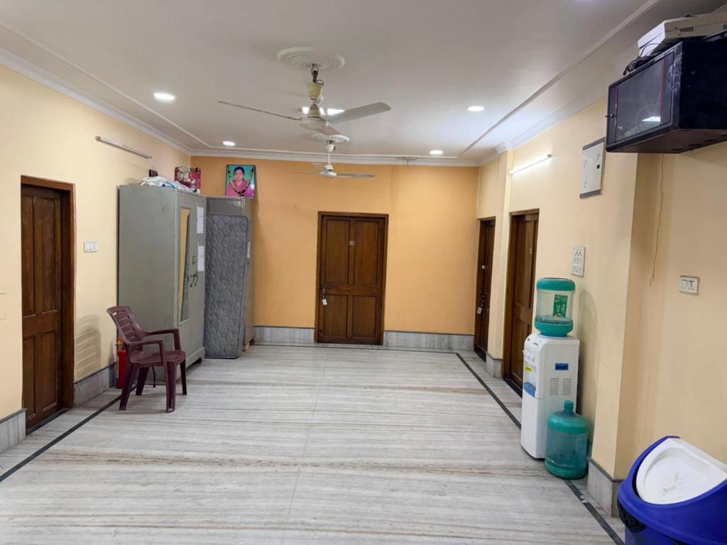 an empty hallway in a hospital room with a tv at Ozzy Rooms in Kolkata
