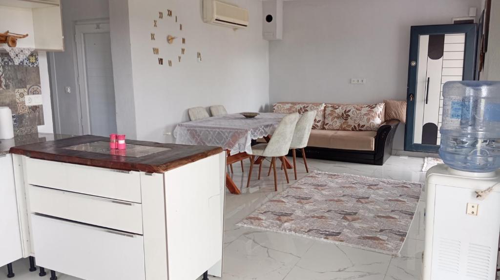 a kitchen and living room with a table and a couch at Gelinkızı Apart in Kargınküre