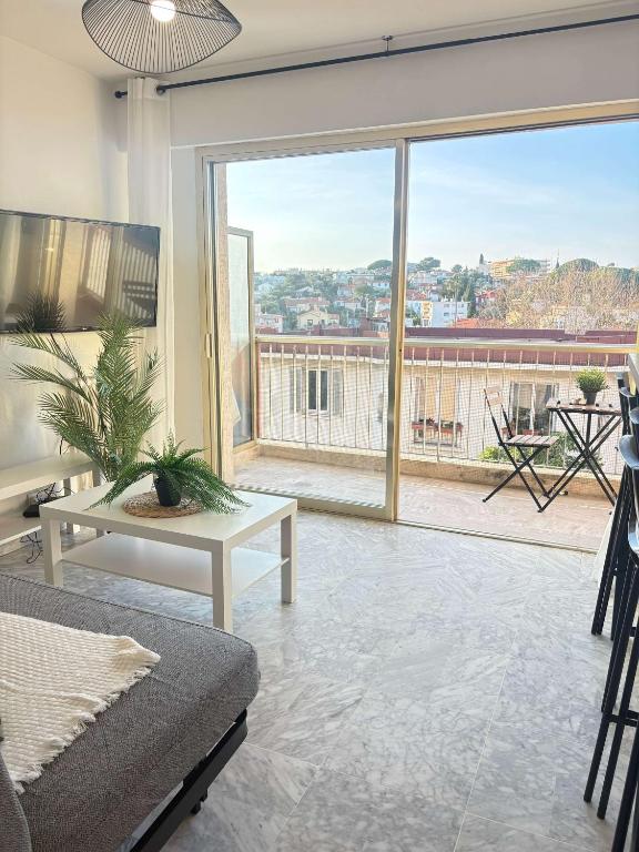 Bel appartement renove avec balcon Antibes centre