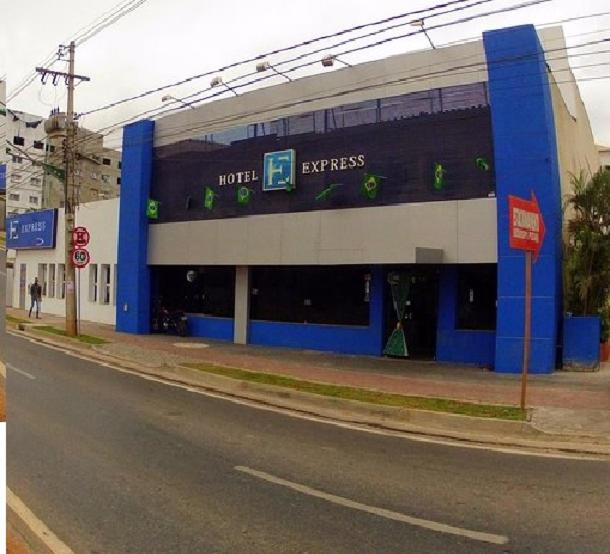 a blue and white building on the side of a street at Hotel Express - Leva e busca no aeroporto grátis 24 horas in Várzea Grande