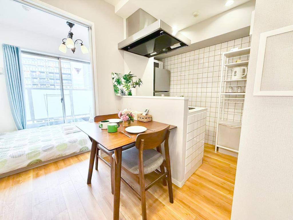 3 min walk from subway Direct to Nihonbashi, Shinsaibashi Tsutenkaku, Kuromon Market within walking distance 1 bedroom for 2 people 8th floor elevator apartment