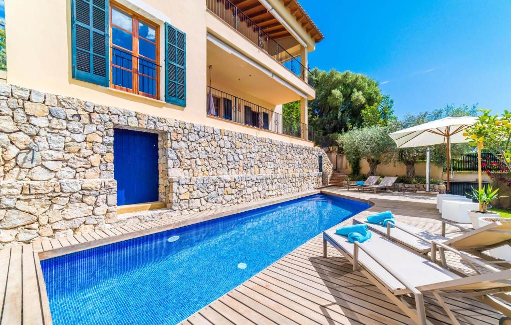 eine Villa mit Swimmingpool und einem Haus in der Unterkunft Mofares in Calvià