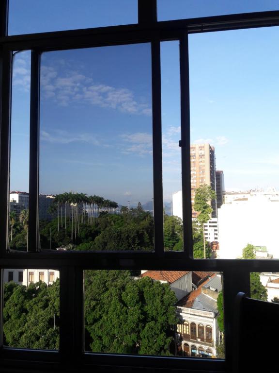 una vista desde la ventana de un edificio en Catete Apartment R do Catete, wi-fi 600Mb, en Río de Janeiro