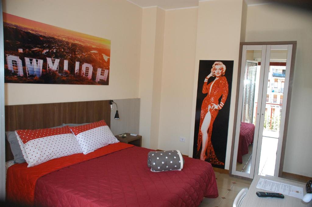 ein Schlafzimmer mit einem Bett und einem Poster einer Frau in der Unterkunft Bed & Breakfast Hollywood in Villarosa