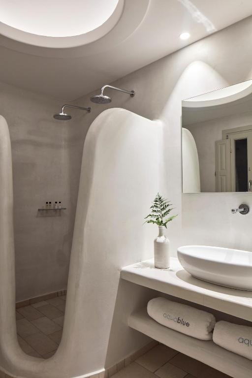 Aqua Blue Beach Hotel - 2