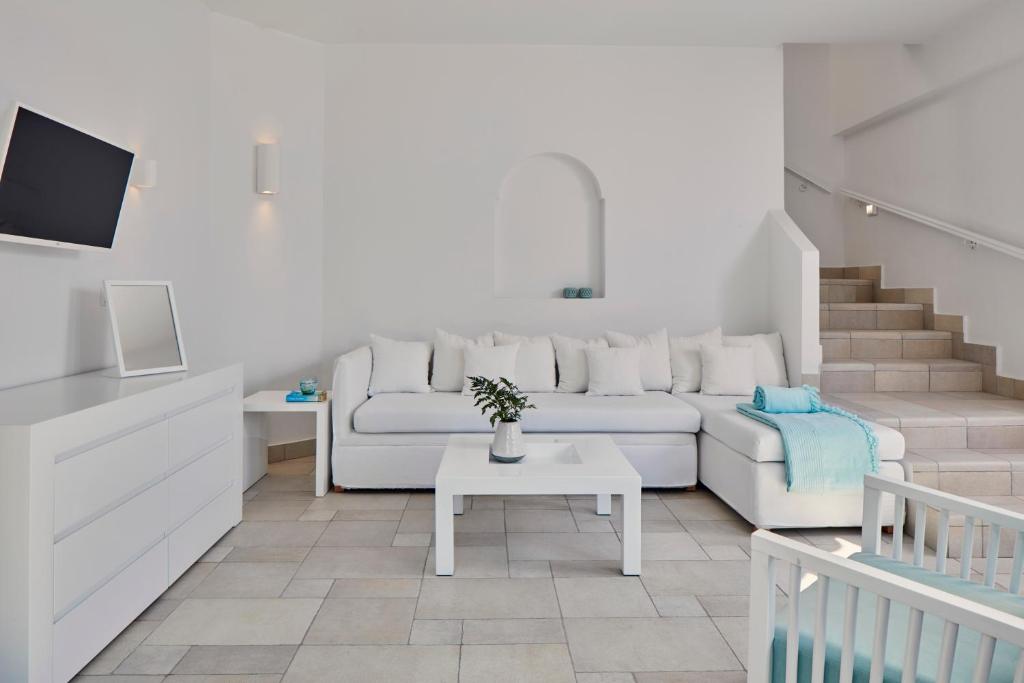 Aqua Blue Beach Hotel - 11