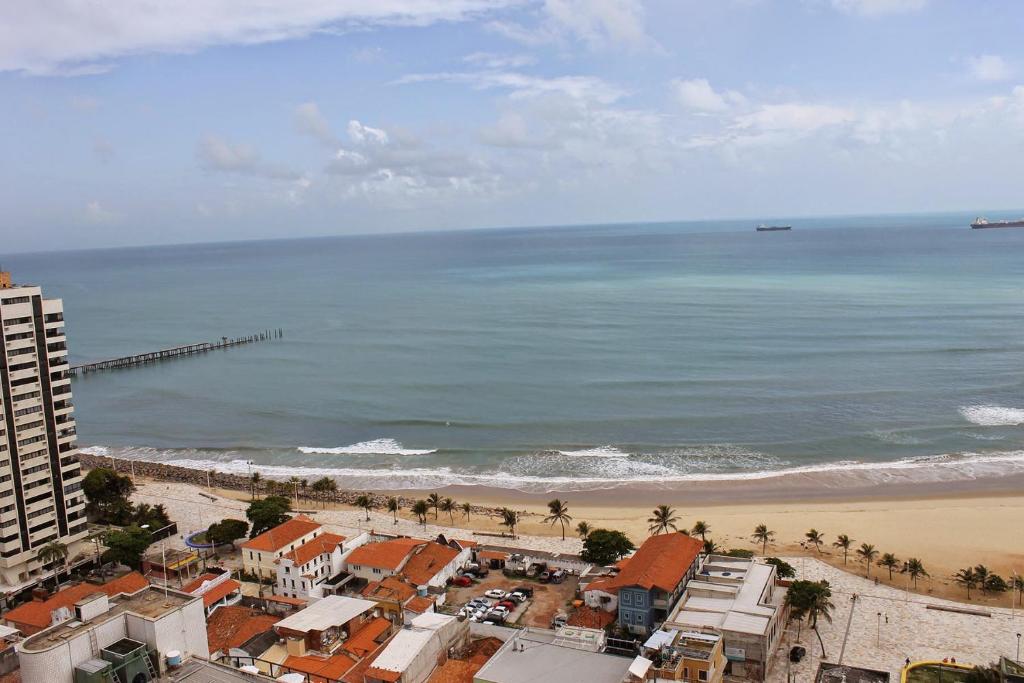 una vista aérea de la playa y del océano en Appartement Duplex, en Fortaleza