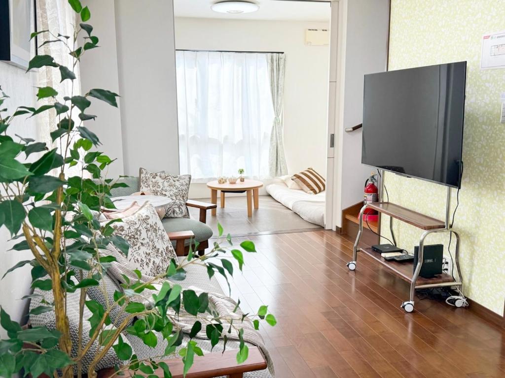 Easy access 4 bedrooms 2 bathrooms for 8 people 5min walk to Tsuruhashi station direct access to Namba Nara and USJ near hot springs and shopping streets