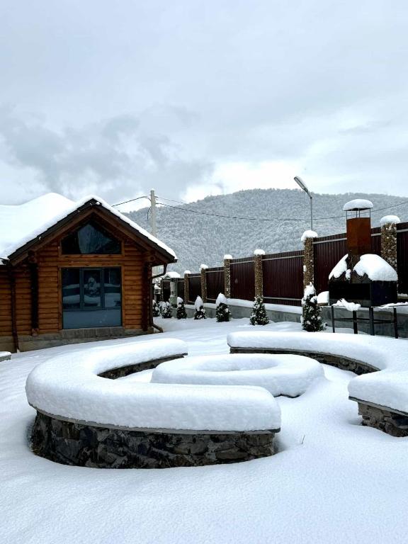un cortile coperto di neve con una baita di Dilijan Bellevue a Dilijan