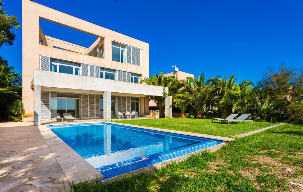 a house with a swimming pool in front of it at Port Nou in Cala Bona