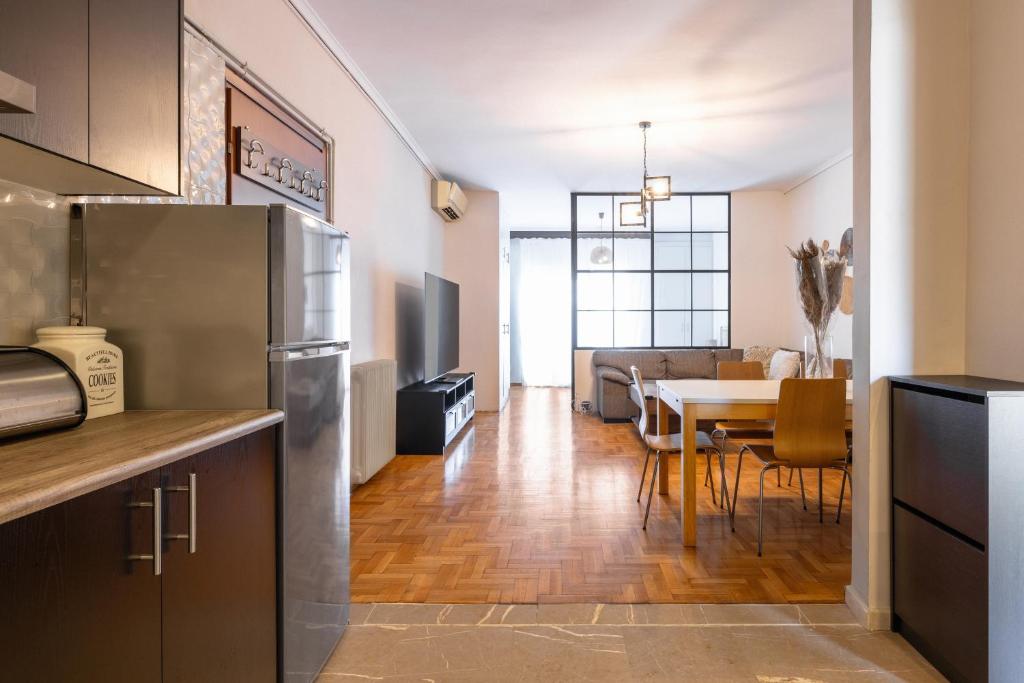 a kitchen and dining room with a table in a room at Eca Apartments Atmabnb33 in Thessaloniki