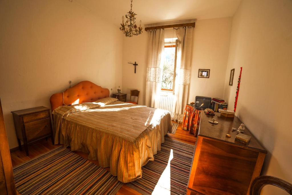 TrichianaにあるVilla Piloni Carfagnoiのベッドルーム(ベッド1台、窓付)