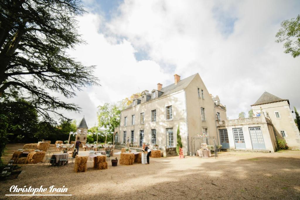 a group of people standing in front of a building at Manoir de la Perrière maison d'hôtes in Messas