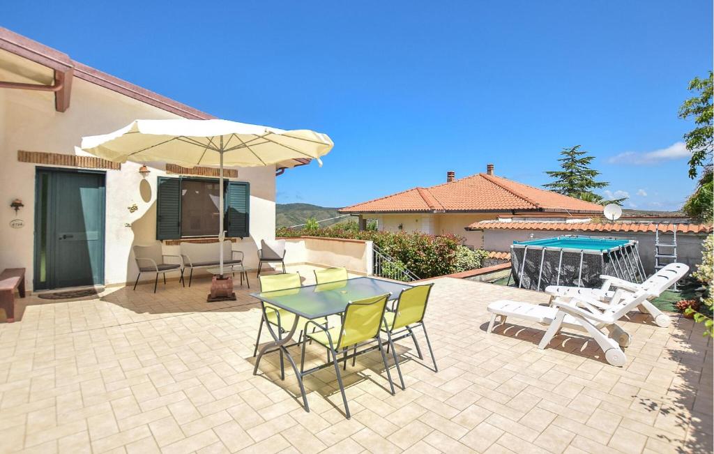 a patio with a table and chairs and an umbrella at Amazing Home In Perdifumo in Perdifumo
